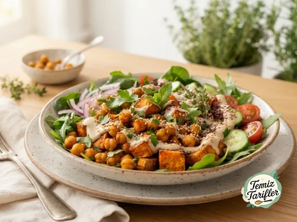 Baharatlı Nohutlu Tatlı Patates Salatası Kasesi ve Tahin Sosu ile - Sağlıklı ve Pratik