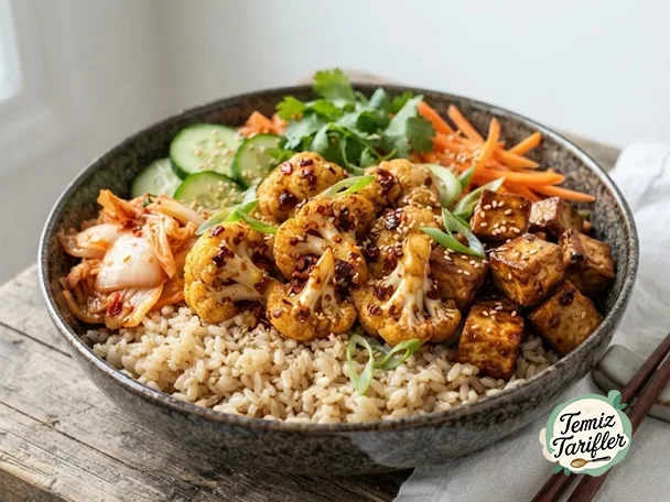 Chili Soslu Fırınlanmış Karnabahar ve Esmer Pirinçli Kimchi Kaseleri - Lezzetli ve Renkli