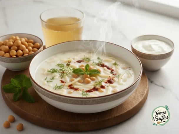 Sopa de yogur casera con fideos