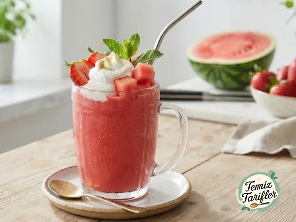 Evde Ferahlatıcı Çilekli Karpuzlu Smoothie Keyfi