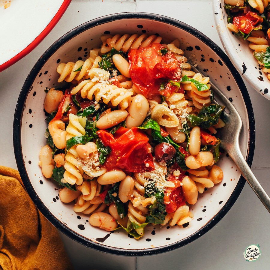 Pasta con tomates cherry al ajo y frijoles blancos