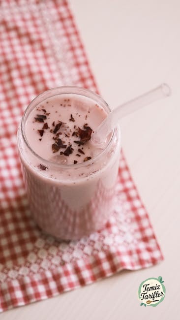 Chilled Delight: Creamy Raspberry Chocolate Smoothie