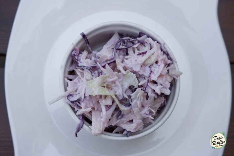 Lezzetli Yoğurtlu ve Mayonezli Kırmızı Lahana Salatası Tarifi